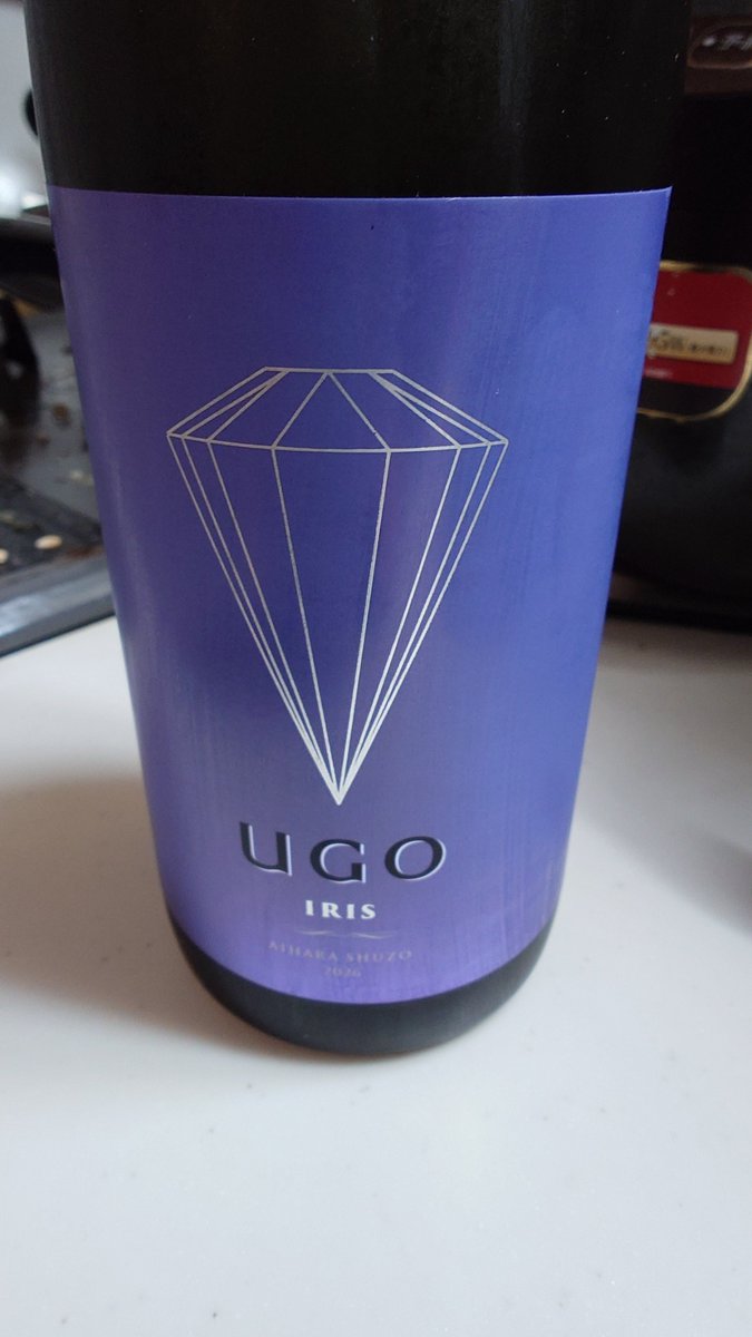 isdndsi's tweet photo. 今日はまたそこはかとなくアイマスっぽい日本酒を買ってきました（注文してたのが届いた）
UGO IRIS
UGOっていうのは雨後なんですね（雨後の月という銘柄）つまり雨上がり
ということはこれは雨上がりのアイリスといわけですね！！！（こじつけ） https://t.co/xOmqG7myoE