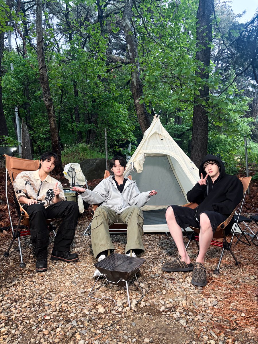 hyunlixtheory's tweet photo. que lindo ele levando o namorado e a esposa pra acampar https://t.co/wz8O23lbY1