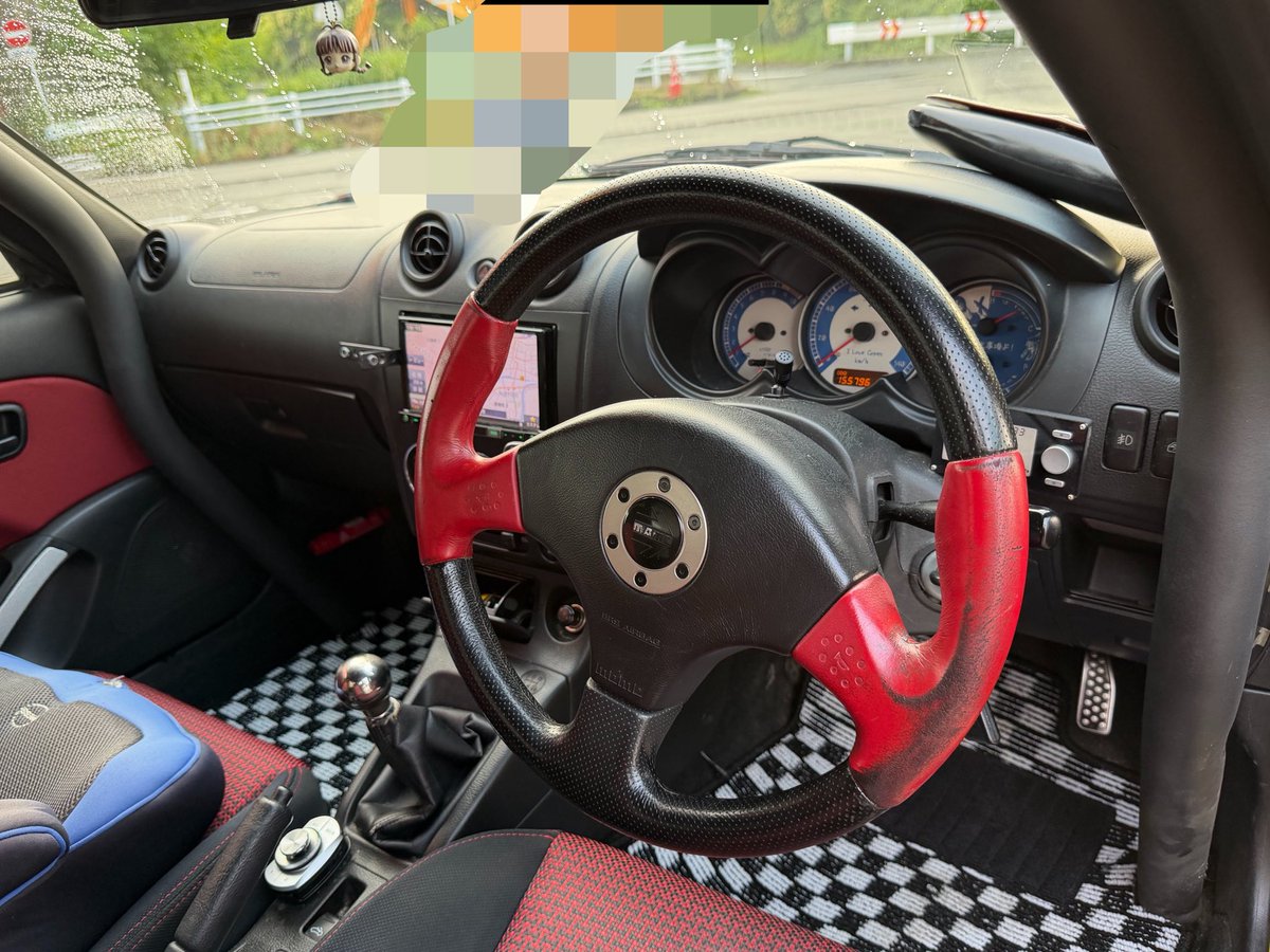 inu_scargo8's tweet photo. お知らせその2

来年のお祭りに向けて色々なご縁やらなんやらがありましてL880Kコペンお迎えしました。

塗装がお疲れだったので知り合いと激安ラッピングシートのお試しでなんやかや適当に黒に色変えしました。

当時とは違うMT車になります。
なんか色々ついてるけど誤差()

息子氏とのお出かけ車両ポジションなのでこのままです。

Special thanks=@chatko69