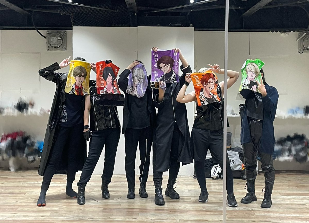 MomoHayaru's tweet photo. ✨️おそくほー✨️
本日、どるつなのドレリハでした‼️

各々のカラーはこちらを参考に‼️
悩む方はチームカラーの紫💜をふってくださいね👍

タオルをまわす振りもありますので皆さん一緒に盛り上がりましょう✨️

明日はよろしくお願いいたします🙏

#えーでるりひと https://t.co/v3XLXbdIPW