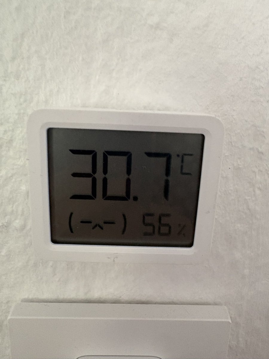 renblauu's tweet photo. @Codoeo22 E pior que nem ar-condicionado podemos comprar porque pra instalar precisa de alvará e várias outras papeladas. Essa atualmente a temperatura da minha casa com dois ventiladores ligados, moro na Dinamarca https://t.co/98R7NSOUxT