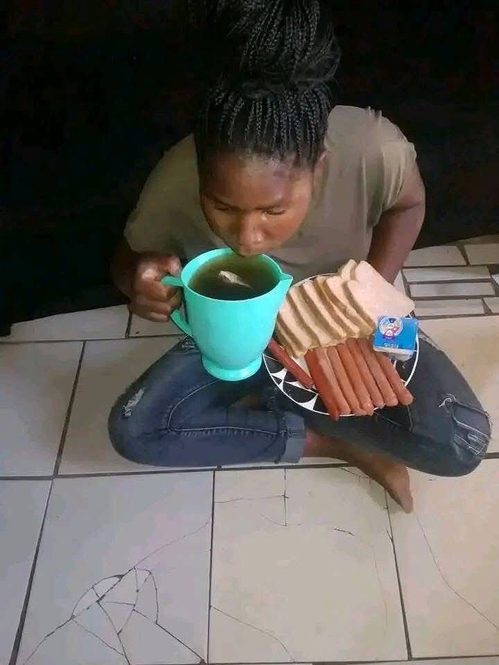 Sandegidi's tweet photo. Huyu mluhya wangu ana kula something small aki ngoja ugali iive. https://t.co/NMVR0yZRmi