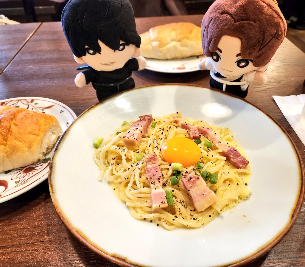 ysmrck's tweet photo. きょもぬ『！！！』
ほくぬ『卵乗ったパスタだー！』
きょもぬ『（じーー）』
ほくぬ『卵黄潰すタイミングって結構大事だよね？飼い主はすぐ潰して混ぜて食べちゃうのかな？ねぇ、きょうもと、どう思う？』
きょもぬ『（じーー、じゅるり）』
ほくぬ『あﾝの…きょうもとぉー…？おれの話聞いてる？』 https://t.co/DA4ZfpJGYQ