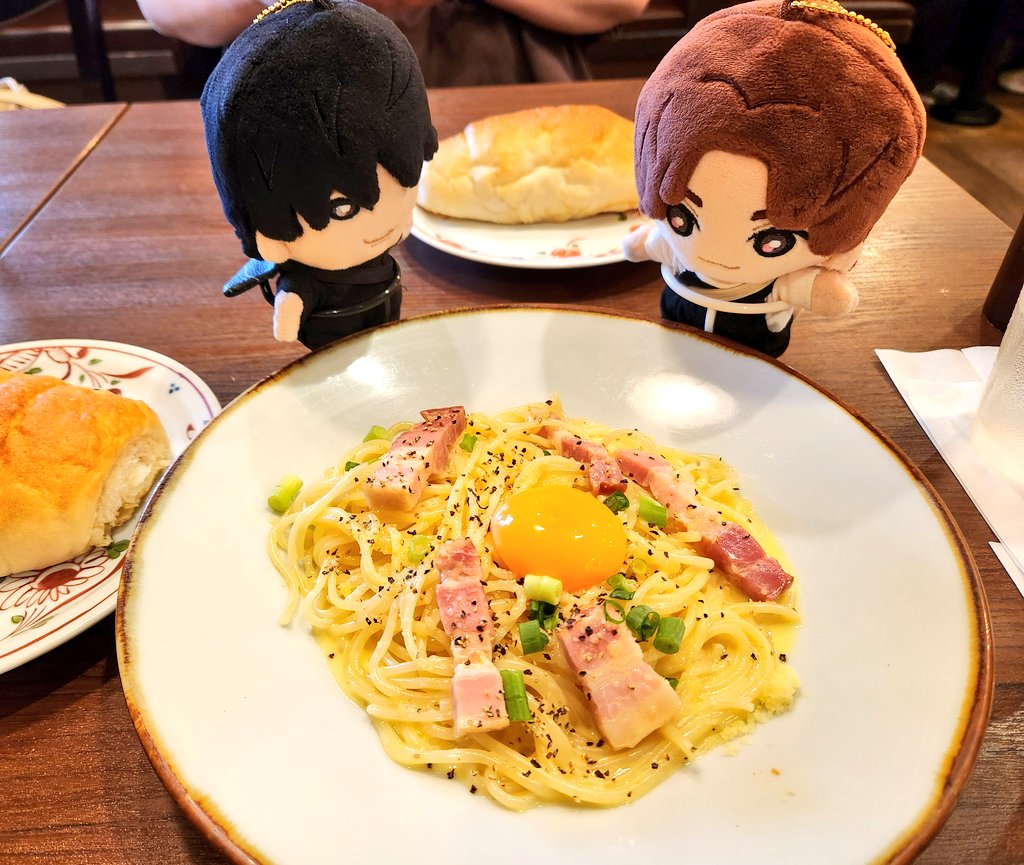 ysmrck's tweet photo. きょもぬ『！！！』
ほくぬ『卵乗ったパスタだー！』
きょもぬ『（じーー）』
ほくぬ『卵黄潰すタイミングって結構大事だよね？飼い主はすぐ潰して混ぜて食べちゃうのかな？ねぇ、きょうもと、どう思う？』
きょもぬ『（じーー、じゅるり）』
ほくぬ『あﾝの…きょうもとぉー…？おれの話聞いてる？』 https://t.co/DA4ZfpJGYQ