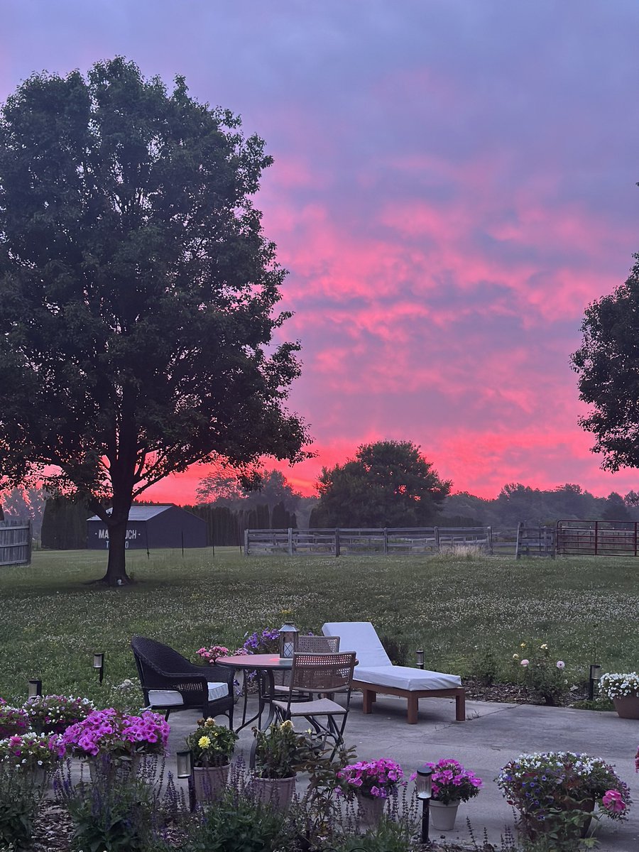 EricaArndts's tweet photo. Ohio sunrise didn’t disappoint this morning.  Just WOW 🤩 https://t.co/H2IoYc6LVq