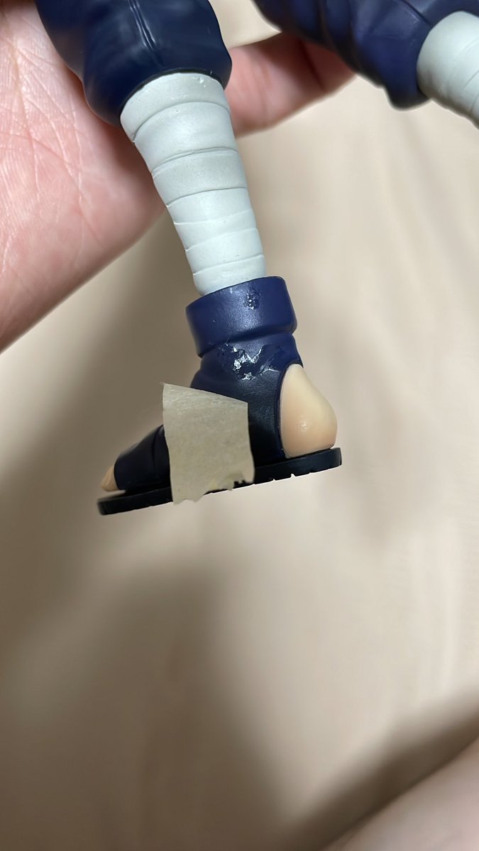 I_LOVE_MINETA's tweet photo. NARUTOの風影奪還編のカカシ
みんなこうなんですか？
どう考えてもこれは不良品ですよね？隠蔽ですか？塗装を誤魔化すためのテープ。
これは本当にありえないですよ。
今まで一番くじのフィギュア開けてきて初めてです。
交換とかして貰えるのかなあこれなら。
#一番くじ #はたけカカシ ＃Ｃ賞 https://t.co/IaMseLnC9A