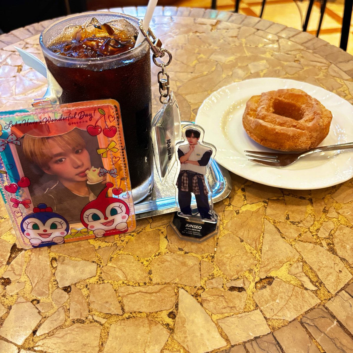 poch41120's tweet photo. 無事帰宅✨️こっち晴れてた〜!♡ ´‐
ちゃっかりアンパンマンミュージアム寄って🍞仕入れたついでにめちゃくちゃかわいいトレカケースあったからお迎えして 昨日交換して貰ったハイディラオジュンソ入れた🫶🏻💕 カフェで広げてにこにこお写真撮りました🎶 https://t.co/NQfBRJnPJO