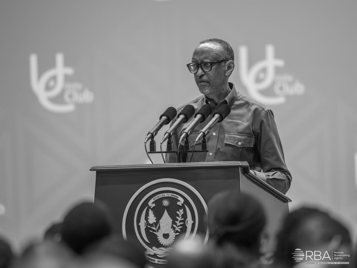 rbarwanda's tweet photo. 🚨AMAKURU AGEZWEHO 🚨

Perezida wa Repubulika Paul Kagame yavuze ko amateka u Rwanda rwanyuzemo agomba kuzahora yibukwa kugira ngo Abanyarwanda bayahereho bubaka Igihugu.

Ni ubutumwa yagejeje ku bitabiriye Inama Nyunguranabitekerezo ku mateka ya Jenoside yakorewe Abatutsi n’urugamba rwo kuyihagarika, yateguwe n’Umuryango Unity Club-Intwararumuri kuri uyu wa Gatandatu.

Ati “Ni amateka akomeye akubiyemo byinshi abantu bagomba kwibuka, bagomba guheraho bubaka Igihugu bundi bushya uko Abanyarwanda babishaka. Harimo ndetse n’ibyo abantu baba badashaka no kwibuka, birumvikana ariko ni ngombwa ko abantu bihangana bakagerageza kwibuka kuko bibamo amasomo menshi.” #RBAAmakuru #Kwibuka32

📷: @Nkuranga_