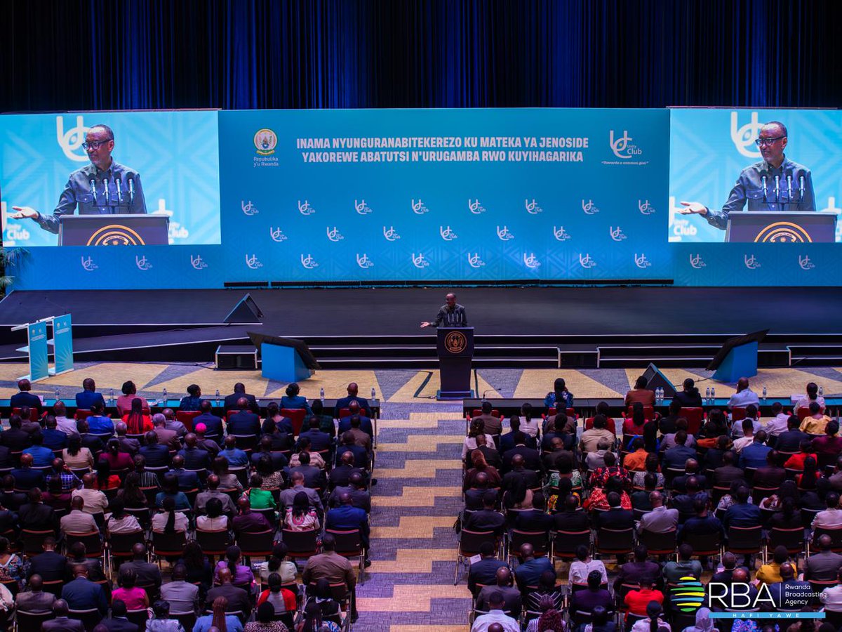 rbarwanda's tweet photo. 🚨AMAKURU AGEZWEHO 🚨

Perezida wa Repubulika Paul Kagame yavuze ko amateka u Rwanda rwanyuzemo agomba kuzahora yibukwa kugira ngo Abanyarwanda bayahereho bubaka Igihugu.

Ni ubutumwa yagejeje ku bitabiriye Inama Nyunguranabitekerezo ku mateka ya Jenoside yakorewe Abatutsi n’urugamba rwo kuyihagarika, yateguwe n’Umuryango Unity Club-Intwararumuri kuri uyu wa Gatandatu.

Ati “Ni amateka akomeye akubiyemo byinshi abantu bagomba kwibuka, bagomba guheraho bubaka Igihugu bundi bushya uko Abanyarwanda babishaka. Harimo ndetse n’ibyo abantu baba badashaka no kwibuka, birumvikana ariko ni ngombwa ko abantu bihangana bakagerageza kwibuka kuko bibamo amasomo menshi.” #RBAAmakuru #Kwibuka32

📷: @Nkuranga_