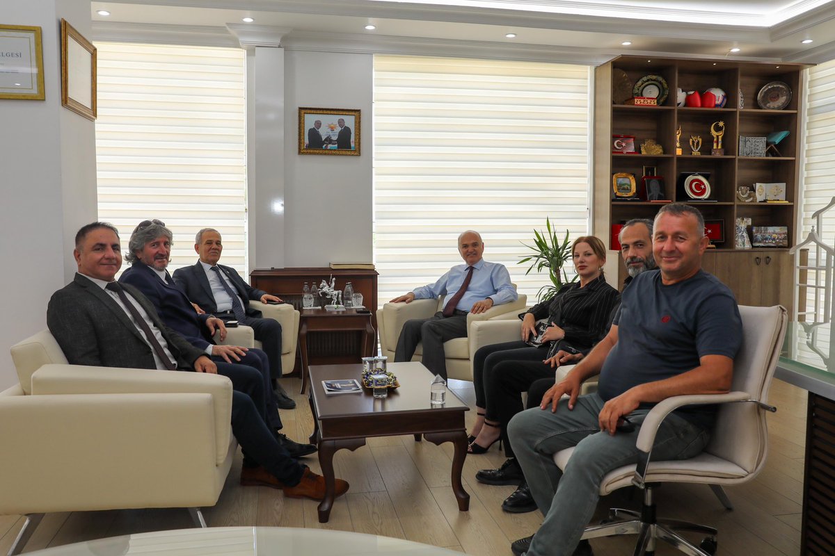 Dr_Faruk_Ozlu's tweet photo. Türkiye Gazeteciler Federasyonu Genel Başkanı Sayın Yılmaz Karaca, Genel Başkan Yardımcısı Sayın Levent Altun, Zonguldak Gazeteciler Cemiyeti Başkanı Sayın Derya Akbıyık ve Düzce Gazeteciler Cemiyeti Başkanı Sayın Sibel Kabasakal’ın ziyaretlerinden memnuniyet duydum. 

Değerli basın mensuplarımıza ve federasyon yönetimine nazik ziyaretleri, samimi sohbetleri ve Düzce’ye verdikleri kıymet için teşekkür ediyorum. @tgftr