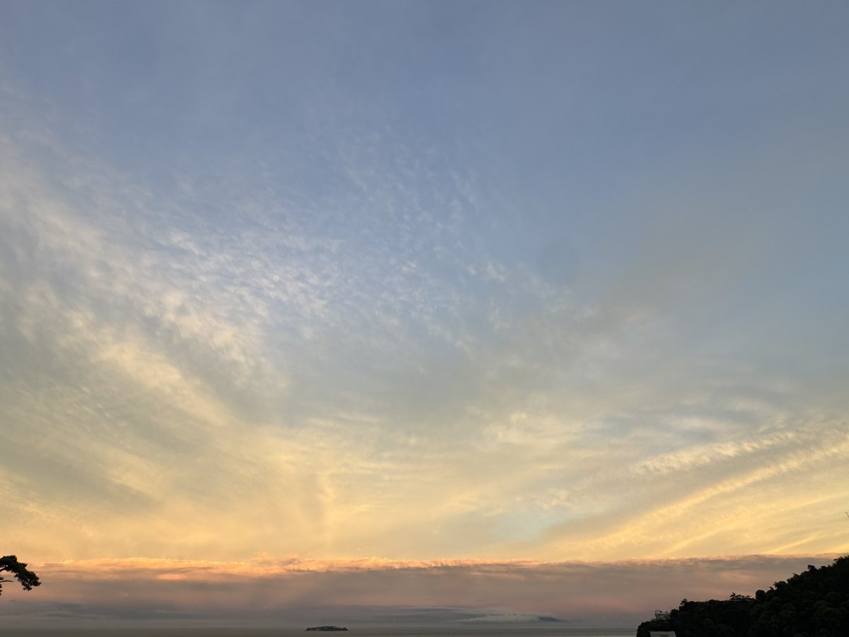 fkkjp's tweet photo. 今日は1日、台風7号と8号が近づいて雨でした。

出かけるのも面倒で、普段出来ない自分のことに時間を費やすことが出来ました。

夕方には夕焼けしました。 https://t.co/uZvAOrVx7P