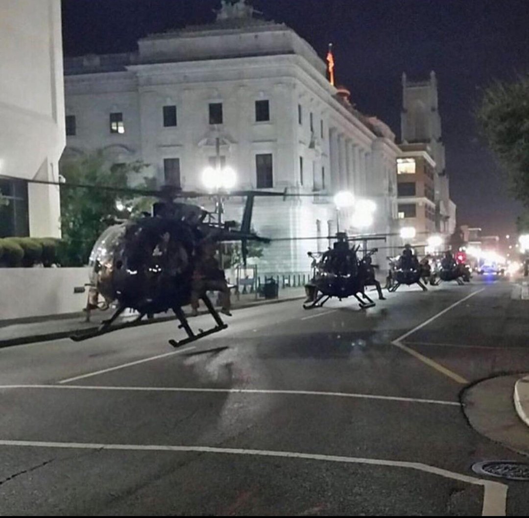 DutchForce17's tweet photo. ♠️🎖️DEVGRU ♠️🎖️🎖️(Seal Team 6)🎖️and the 160th SOAR conducting MOUT training in New Orleans.

♠️🎖️AFSOC♠️🎖️

Landing helicopters on a city street, close to trees, signs, and tall buildings may seem crazy, but these are the best helicopter pilots on the planet.

Special Ops🔗⤵️

🎖️ @specialopsmag🎖️

Training you say? 🤔👀