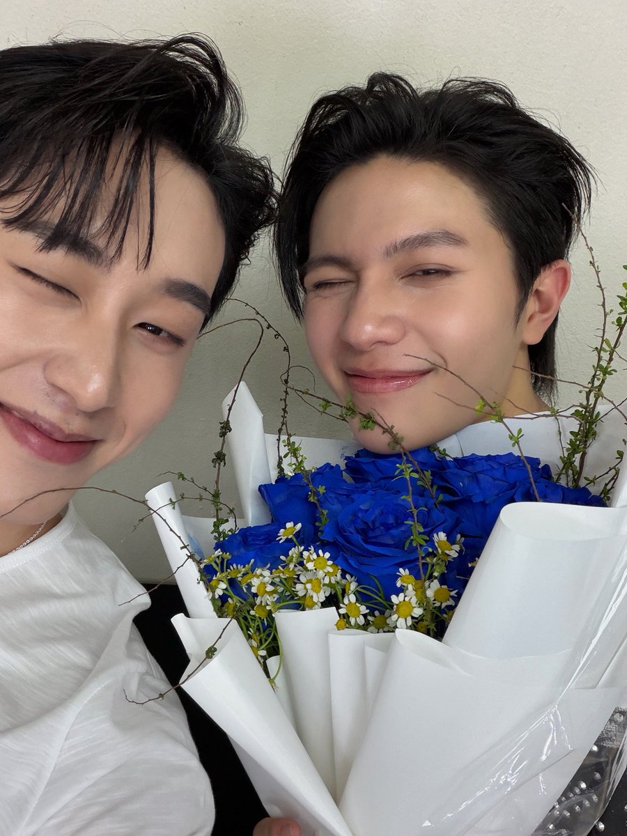 underthesamsky_'s tweet photo. ปะป๊าชอบให้ดอกกุหลาบสีน้ำเงินกันจนกลายเป็นซิกเนเจอร์ของด้อมเวสตี้ไปแล้วไม่พอ เจมช้อปยังเอากิมมิคนี้ไปให้เวสลีย์ใช้ต่อด้วย 2 เมิร์ชแล้วมั้ยที่มีหลานกับกุหลาบสีน้ำเงิน อันแรก griptok อันล่าสุด button cover น่ารักมากเลยอะ อุนยายจะหมดตัวเอานะน้อน 🌹💙🤏🏻 https://t.co/3iOx9zMkXk