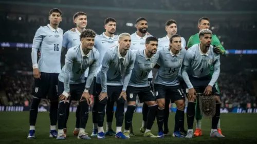 injurytime83's tweet photo. Kalau disuruh nyari penyebab gagalnya Uruguay di Piala Dunia 2026, menurut gue bukan cuma soal hasil di lapangan.

Mulai dari ruang ganti yang retak, hubungan pemain dengan Bielsa yang makin panas, lini depan yang kehilangan ketajaman, blunder fatal Muslera, sampai persiapan yang kacau gara-gara masalah penerbangan.

Tim yang dulu sempat bikin Brasil dan Argentina ketar-ketir, malah gagal menang lawan Arab Saudi dan Tanjung Verde.

Menurut kalian, faktor terbesar kegagalan Uruguay ini apa? Bielsa, pemain, atau memang semuanya sudah berantakan sejak sebelum turnamen dimulai?