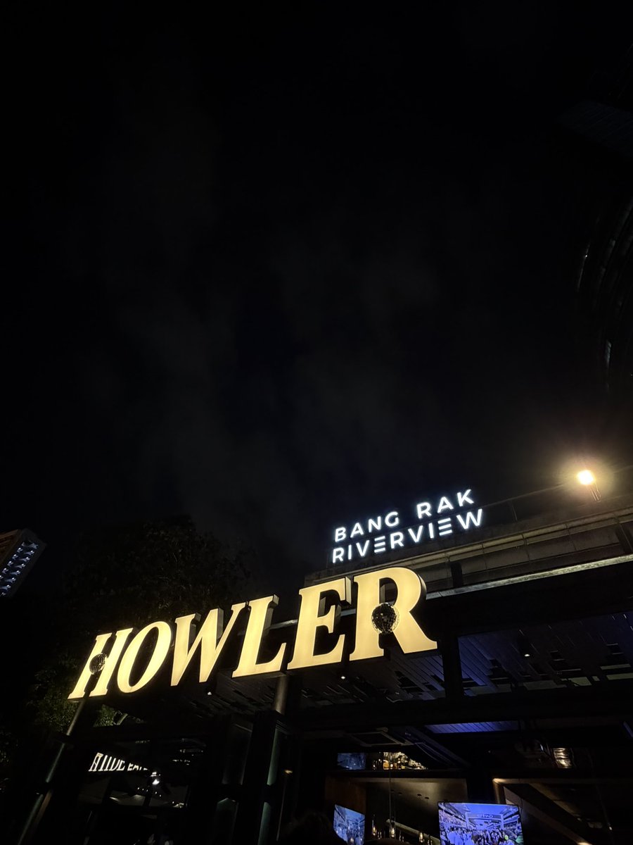 tirawit_k's tweet photo. Howler Bar & Grill 🍻
จิบเครื่องดื่มเย็น ๆ ริมเจ้าพระยา พร้อมปล่อยใจไปกับวิวเมืองยาม ค่ำคืน † ลมแม่น้ำพัดเบา ๆ ดนตรีสดเพราะ ๆ และบรรยากาศที่ทำให้ค่ำคืนนี่พิเศษกว่าทุกวัน💕🔥
ถ้ามองหาที่นั่งชิลหลังเลิกงาน หรือมื้อเย็นกับคนรู้ใจ ที่นี่คือคำตอบ🍺🥗🥙🎂
#howler #ติ๊กฟ้า #ชาวติ๊กฟ้า #เจ้าพระยา
#ZespriTHXCharlotte