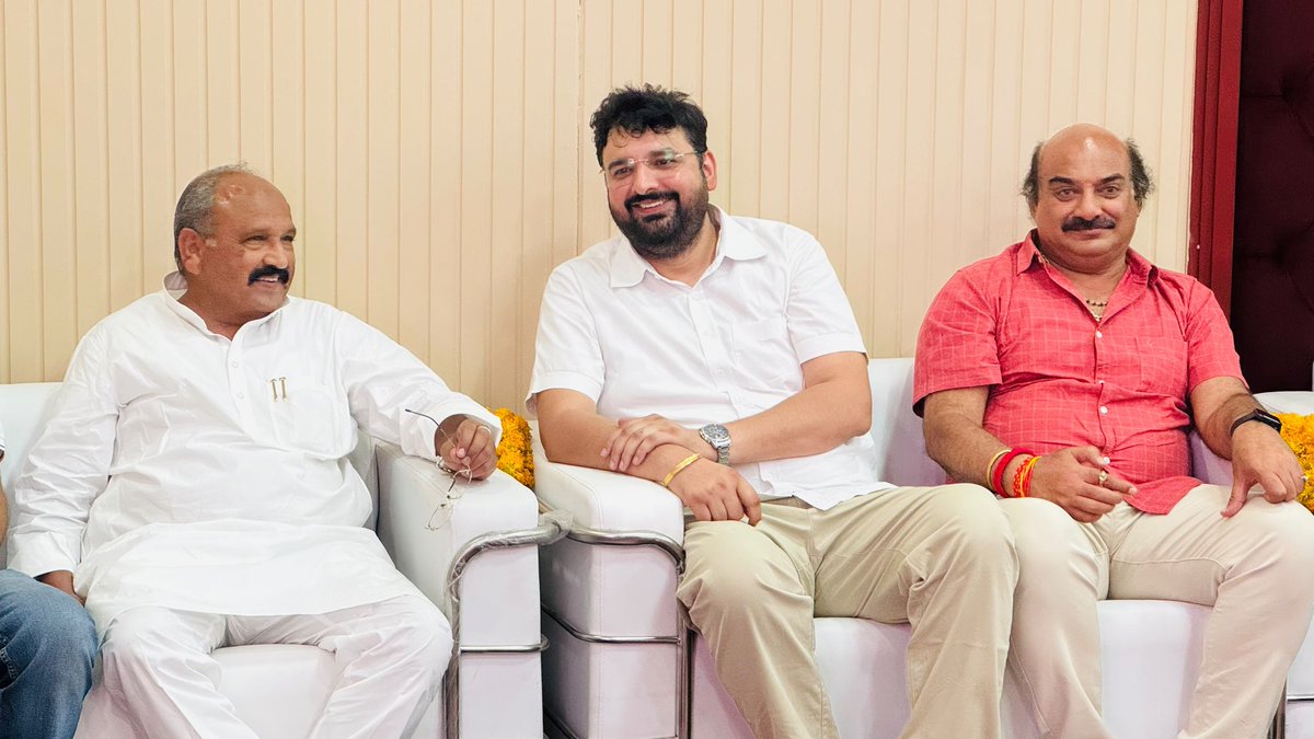 PrahladGunjal's tweet photo. राहुल गांधी जी के छात्रों की गूंज देशव्यापी कार्यक्रम के तहत आज बूंदी में पत्रकारवार्ता एवं विद्यार्थियों की गोष्ठी हुई । गोष्ठी में राहुल गांधी जी के भाषण की प्रेजेंटेशन के बाद उपस्थित सभी विद्यार्थियों को संबोधित करते हुए आह्वान किया कि नौजवानों के भविष्य के (1/2) https://t.co/ssPhnieXCb