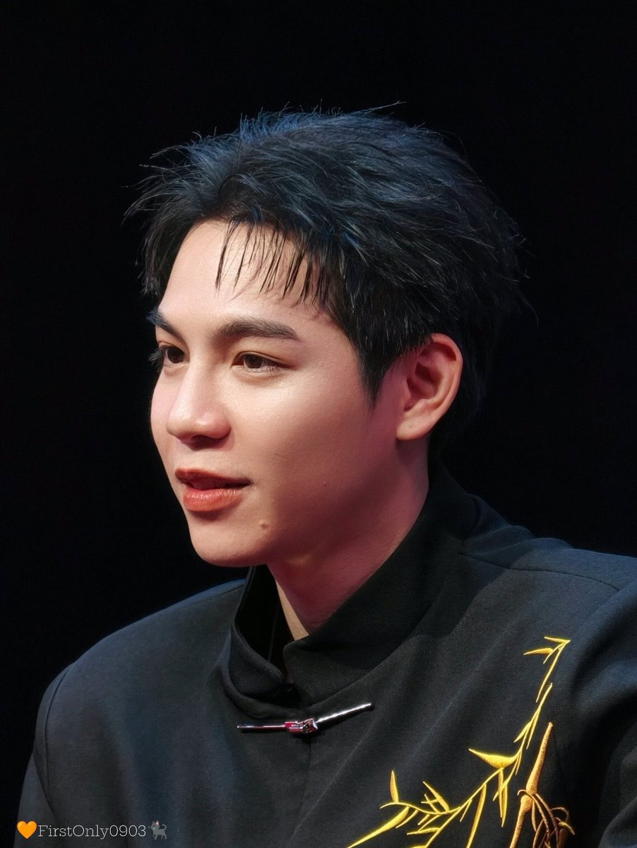 firstunggg_'s tweet photo. he looks incredibly handsome in this suit 🫠

#Firstkanaphan https://t.co/LqAufS6Vzm