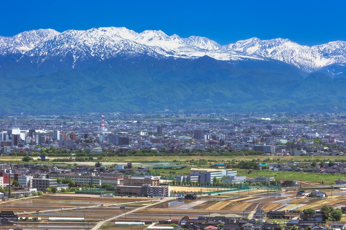 masaKi44photo's tweet photo. 夏のはじまりに見た立山連峰

真夏になると立山の雪は殆どなくなりますが、その期間があるからこそ冬や春の雪化粧した山々が美しく感じられます

写真は先月、富山市から撮影 https://t.co/iTUWIVwDoP