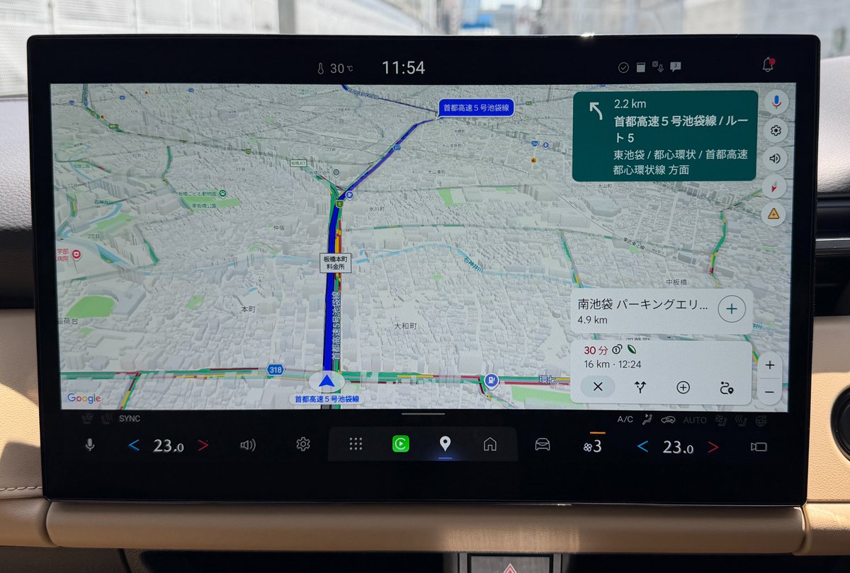 phoshiaki's tweet photo. 新型CX-5に限らずだけど、純正ナビがGoogleだと高速道路のハイウェイモードがないのが難点。分岐もわかりづらいし、ICの名前が間違えてる時もあって結構道を間違える。
日常で使うシーンでも、コンビニやガソリンスタンドなどのアイコン表示も出ない。

やっぱり見慣れた国産ナビの方が安心するよなぁ。2-3枚目はCarPlayで接続したパイオニアのCOCCHi。月額400円かかるけど、まさにコッチを使う方が多い。