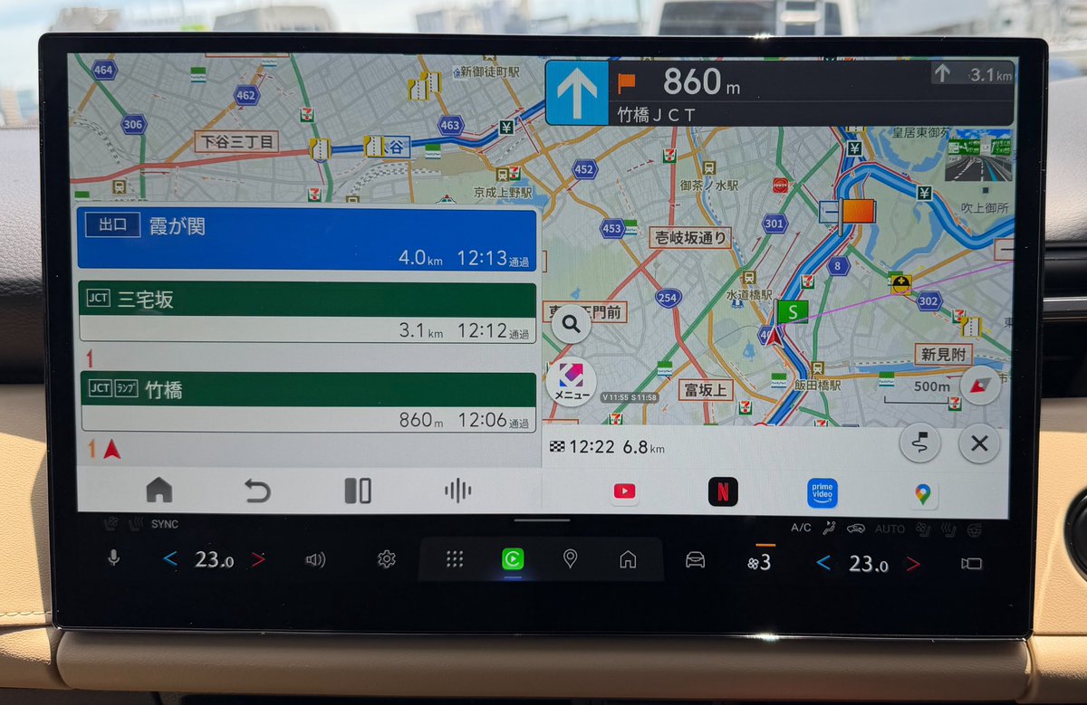 phoshiaki's tweet photo. 新型CX-5に限らずだけど、純正ナビがGoogleだと高速道路のハイウェイモードがないのが難点。分岐もわかりづらいし、ICの名前が間違えてる時もあって結構道を間違える。
日常で使うシーンでも、コンビニやガソリンスタンドなどのアイコン表示も出ない。

やっぱり見慣れた国産ナビの方が安心するよなぁ。2-3枚目はCarPlayで接続したパイオニアのCOCCHi。月額400円かかるけど、まさにコッチを使う方が多い。