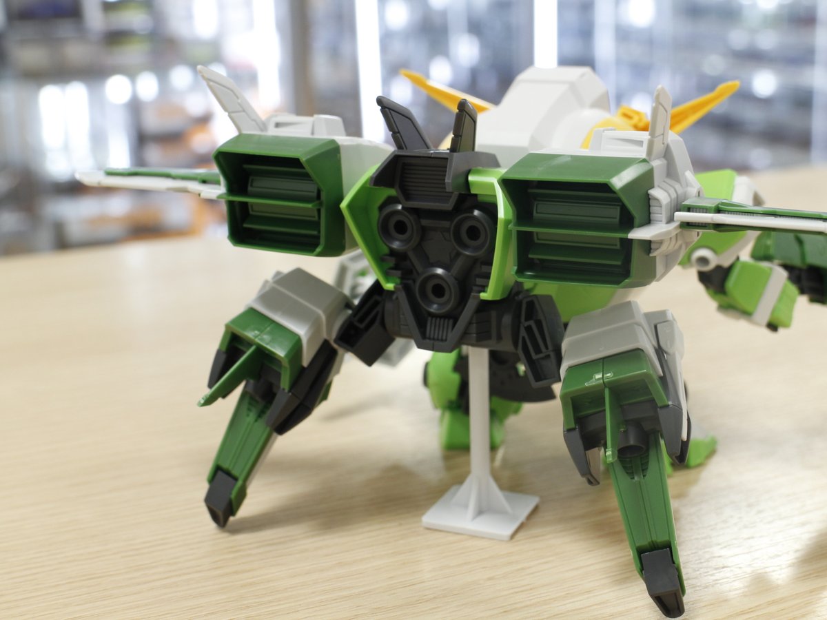 PH_atsugi's tweet photo. バンダイ サンプル情報

HG Newケロロロボ

劇場版公開に合わせて新型のケロロロボが発売！
広い可動域に加え、コクピットも再現！
ビームサーベルはクリアーパーツです！(平) https://t.co/WvBowQdTli