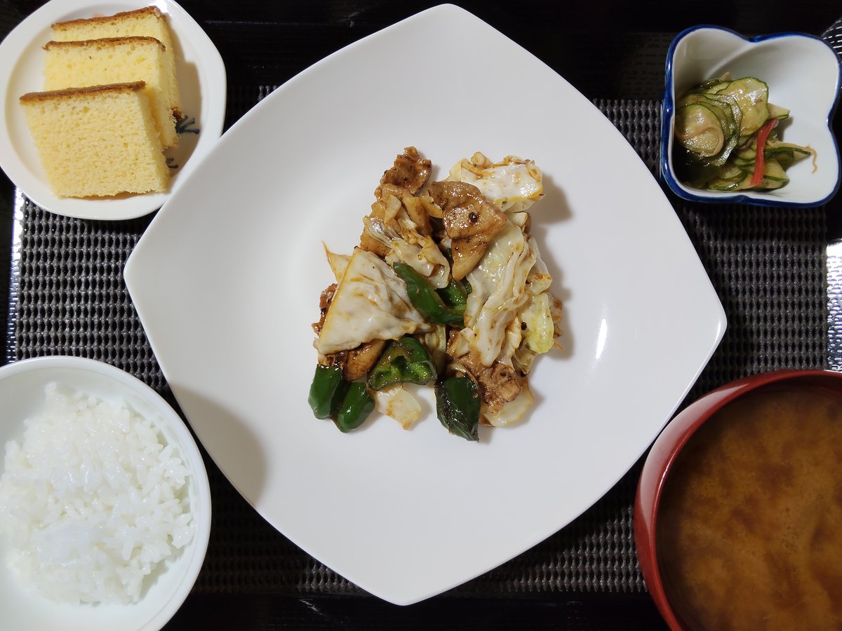 rihakuran's tweet photo. 6月27日の夕食は

・回鍋肉
・ネギともやしの味噌汁
・きゅうりとワカメの酢の物
・カステラ

梅雨の晴れ間...まではいかないけど、曇りの1日で溜まっていたお洗濯もの全部は無理だったけど一部を済ませた。
あとは、明日頑張ろう。🐱
#おうちごはん #晩ごはん #夕食 https://t.co/AAlklXYctG