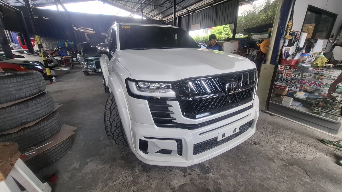 DavaoJp's tweet photo. 時間が空いたのでオイル交換
親の世代の車がレストア中 https://t.co/nxHJ5q5bXz