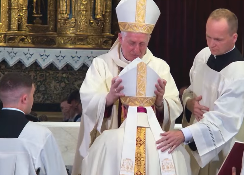 EpiskopatNews's tweet photo. Podczas święceń biskupich w #Pelplin następuje namaszczenie głowy oraz przekazanie nowemu biskupowi Przemysławowi Szulcowi Księgi Ewangelii i insygniów: pierścienia, mitry i pastorału. #święcenia #biskup https://t.co/ftjdwaHQiy