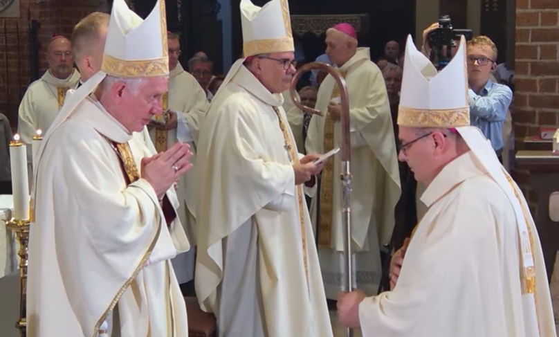 EpiskopatNews's tweet photo. Podczas święceń biskupich w #Pelplin następuje namaszczenie głowy oraz przekazanie nowemu biskupowi Przemysławowi Szulcowi Księgi Ewangelii i insygniów: pierścienia, mitry i pastorału. #święcenia #biskup https://t.co/ftjdwaHQiy