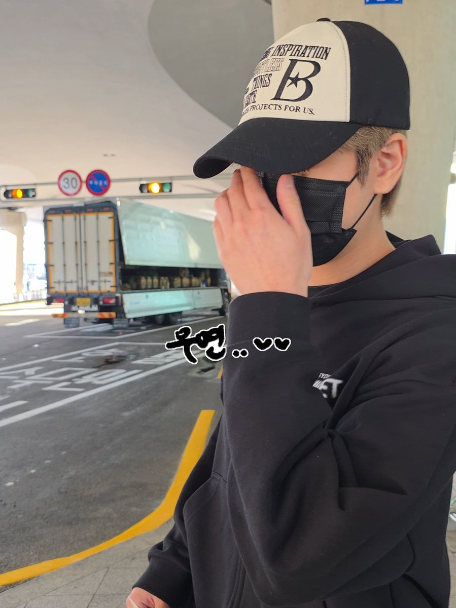 my_clover_chan's tweet photo. 260627 ICN

푹 쉬어라~ㅋㅋ

#아이콘 #iKON #정찬우 #찬우 #CHANWOO #チャヌ https://t.co/r0lx8kdaqU