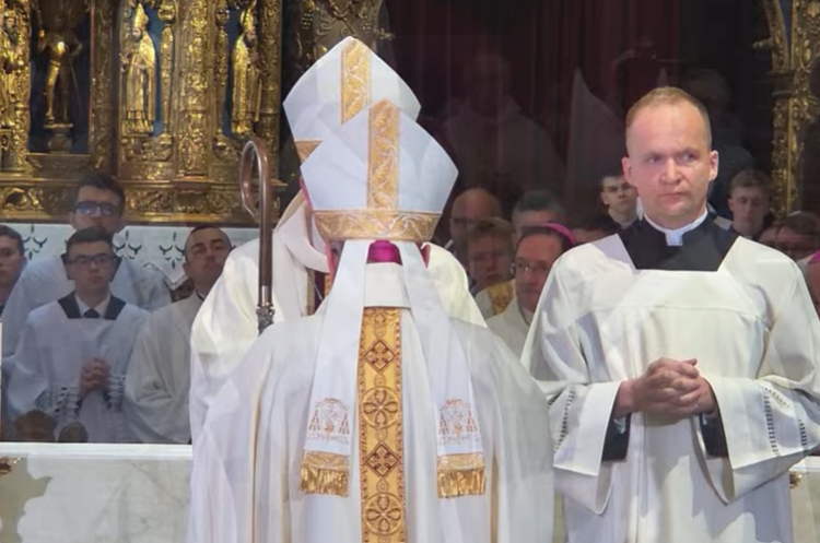 EpiskopatNews's tweet photo. Podczas święceń biskupich w #Pelplin następuje namaszczenie głowy oraz przekazanie nowemu biskupowi Przemysławowi Szulcowi Księgi Ewangelii i insygniów: pierścienia, mitry i pastorału. #święcenia #biskup https://t.co/ftjdwaHQiy
