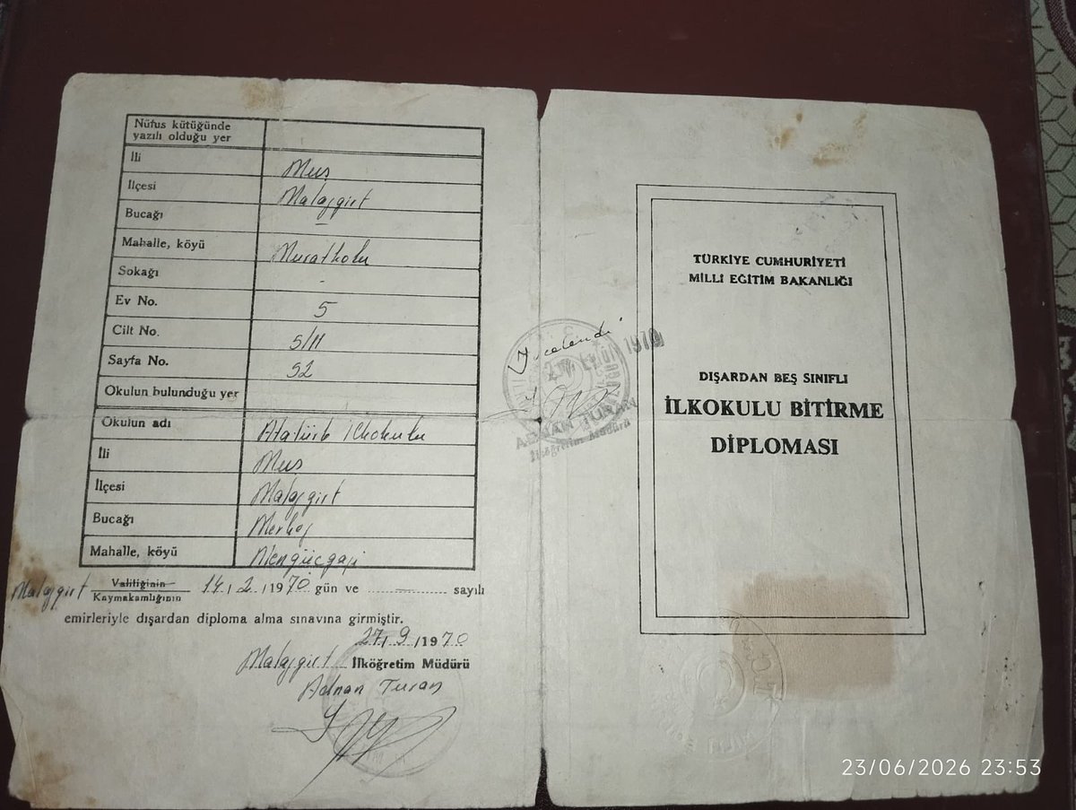 remzi_sarikaya's tweet photo. Karne günü, babamın ilkokul diplomasını buldum… 55 yıldır saklanan bir belge..
   Babam Türkçeyi ve okuma yazmayı askerlikte öğrenmiş.. Askerlik sürecinde gösterdiği gayret sayesinde birliğinde bölük yazıcısı olmuş.. 36 yaşındayken ilkokulu dışarıdan bitirip ve pekiyi dereceyle mezun olmuş..
  İmkânlar ne kadar zorlu olsa da ; öğrenme aşkı, çalışkanlığı ve inancı onu başarıya ulaştırmış..