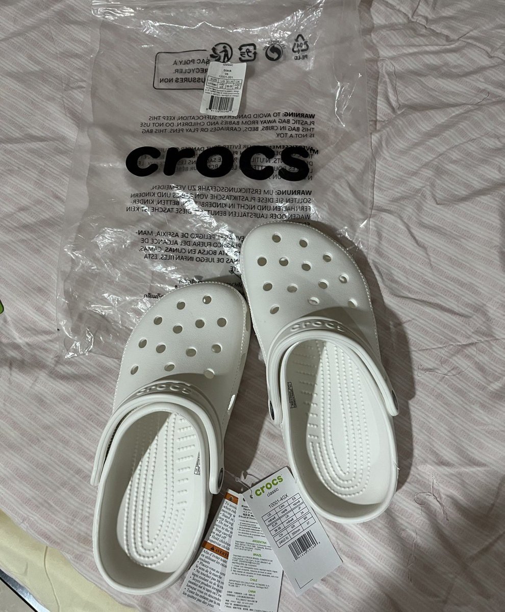 26_2027451's tweet photo. ส่งต่อรองเท้า crocs เเท้ มีสีขาวกับสีชมพู ไซส์ M5W7 ทั้งคู่ สภาพดี เเถมจิบบิท ราคา 590 บาทมั้งสองคู่ค่ะ♥️ ดูเพิ่มเติมทักมาได้เลย🫶🏻

#รองเท้ามือสอง #ส่งต่อcrocs 
#ส่งต่อรองเท้าcrocs #ส่งต่อรองเท้ามือสอง https://t.co/dEdperJfpm