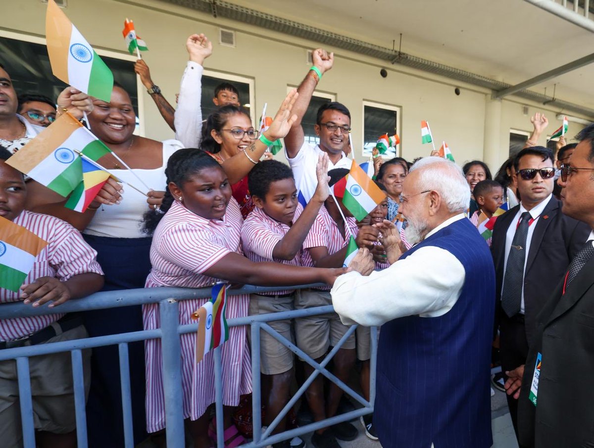 MEAIndia's tweet photo. Prime Minister @narendramodi has arrived in Seychelles on a State Visit. As a special gesture, PM was received at the airport by President Dr. Patrick Herminie @StateHouseSey and accorded a Ceremonial Guard of Honour.
 
PM will be the Guest of Honour at celebrations marking the historic 50th anniversary of Independence of Seychelles. He is the first ever Indian PM to attend the National Day celebrations of Seychelles.

🇮🇳 🇸🇨