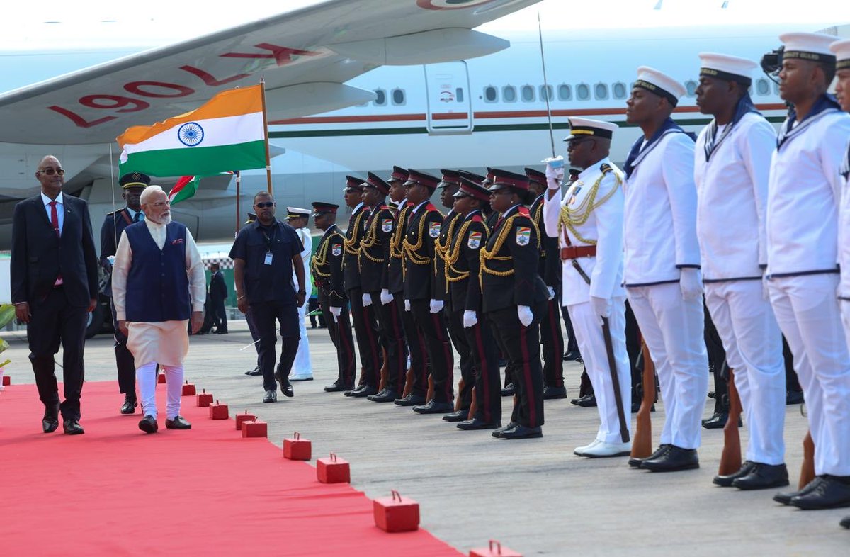 MEAIndia's tweet photo. Prime Minister @narendramodi has arrived in Seychelles on a State Visit. As a special gesture, PM was received at the airport by President Dr. Patrick Herminie @StateHouseSey and accorded a Ceremonial Guard of Honour.
 
PM will be the Guest of Honour at celebrations marking the historic 50th anniversary of Independence of Seychelles. He is the first ever Indian PM to attend the National Day celebrations of Seychelles.

🇮🇳 🇸🇨