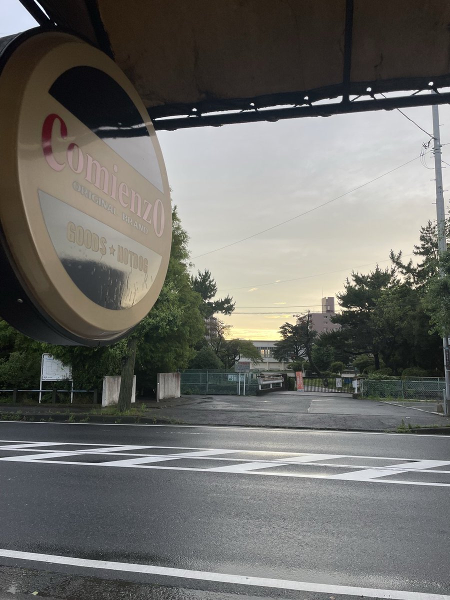 comienzo2015's tweet photo. 本日もご来店有難うございました。
台風の懸念も有ってか大変暇な一日になってしまいました。

明日は沢山の来店がある事を願っております。
と言う事で引き続き明日も11時より宜しくお願い致します。

夜も台風の影響に気をつけてお過ごし下さい。
ではまた明日です。 https://t.co/4TcLRKcbfj