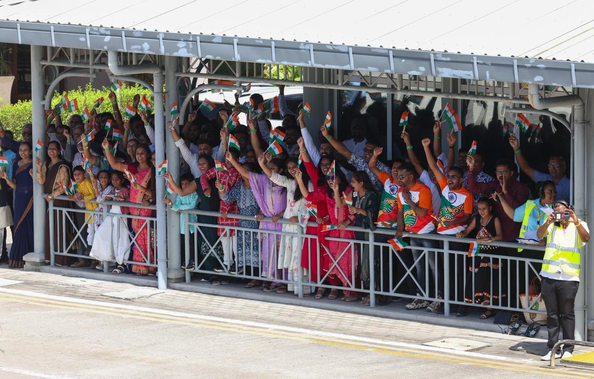 MEAIndia's tweet photo. Prime Minister @narendramodi has arrived in Seychelles on a State Visit. As a special gesture, PM was received at the airport by President Dr. Patrick Herminie @StateHouseSey and accorded a Ceremonial Guard of Honour.
 
PM will be the Guest of Honour at celebrations marking the historic 50th anniversary of Independence of Seychelles. He is the first ever Indian PM to attend the National Day celebrations of Seychelles.

🇮🇳 🇸🇨