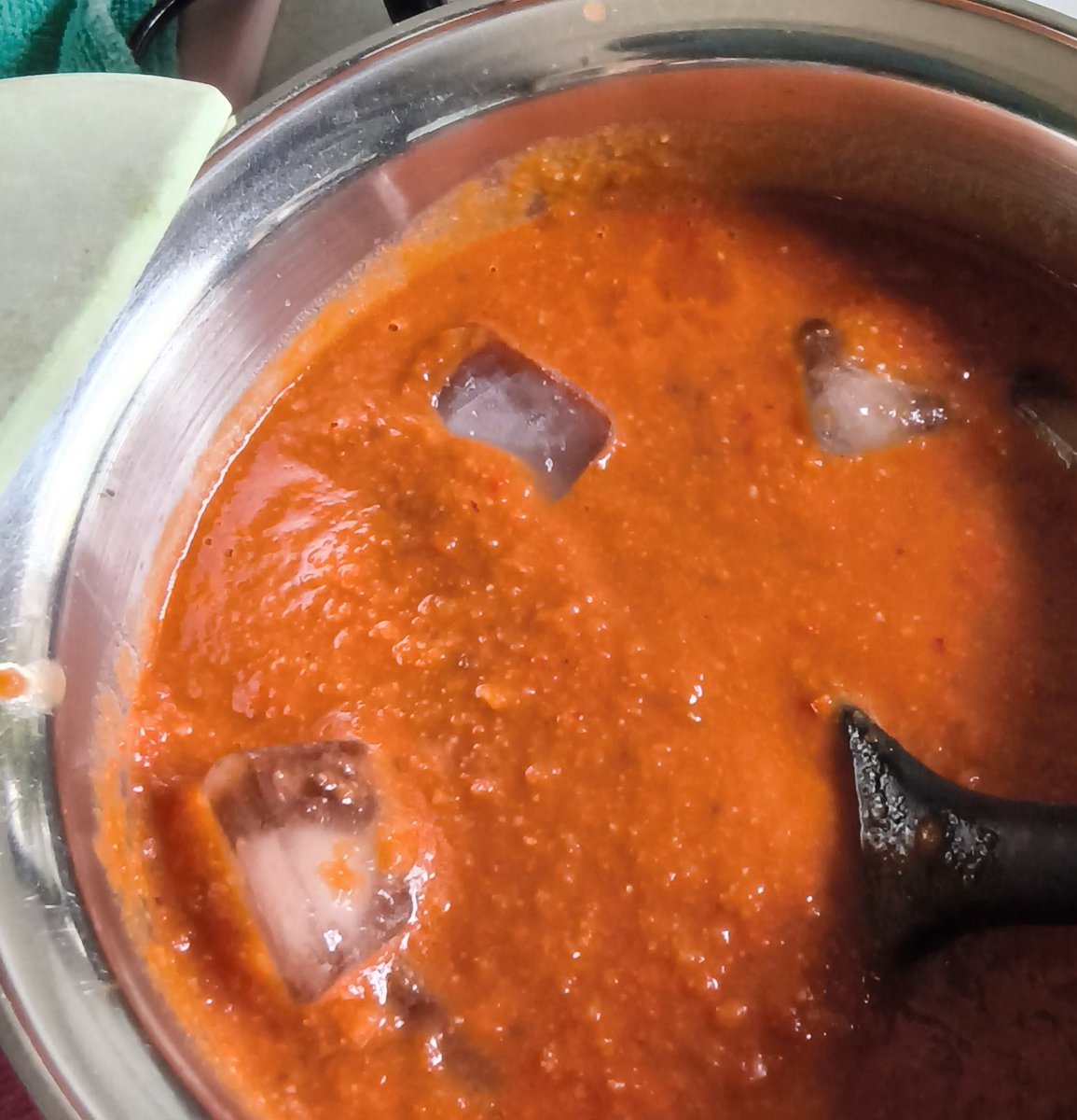 Kris10aaa's tweet photo. Het hebben van een Spaanse vriendin (al 30jr) heeft zo zijn voordelen. Vanavond eten we Gazpacho Andaluz, recept van haar moeder en alles is al klaar.
Helaas is ze na 60jr hier nu definitief vertrokken naar Spanje.

Hier in de verte onweer gehoord, maar geen drup gevallen.
#koken https://t.co/xOLbTzIuSK
