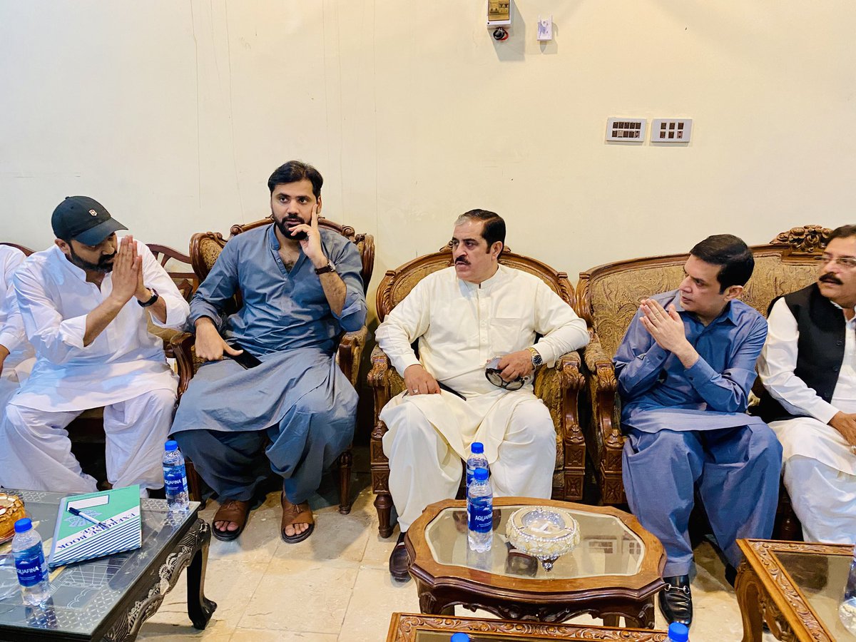 NaumanIShaikh's tweet photo. خیرپور: مرحوم ایم پی اے سردار نعیم احمد خان کھرل کے انتقال پر ان کے ورثاء سے تعزیت کی، فاتحہ خوانی کی اور مرحوم کی مغفرت و لواحقین کے لیے صبرِ جمیل کی دعا کی۔ اللہ تعالیٰ مرحوم کو جنت الفردوس میں اعلیٰ مقام عطا فرمائے۔ آمین۔ https://t.co/rSr3YUT5uK