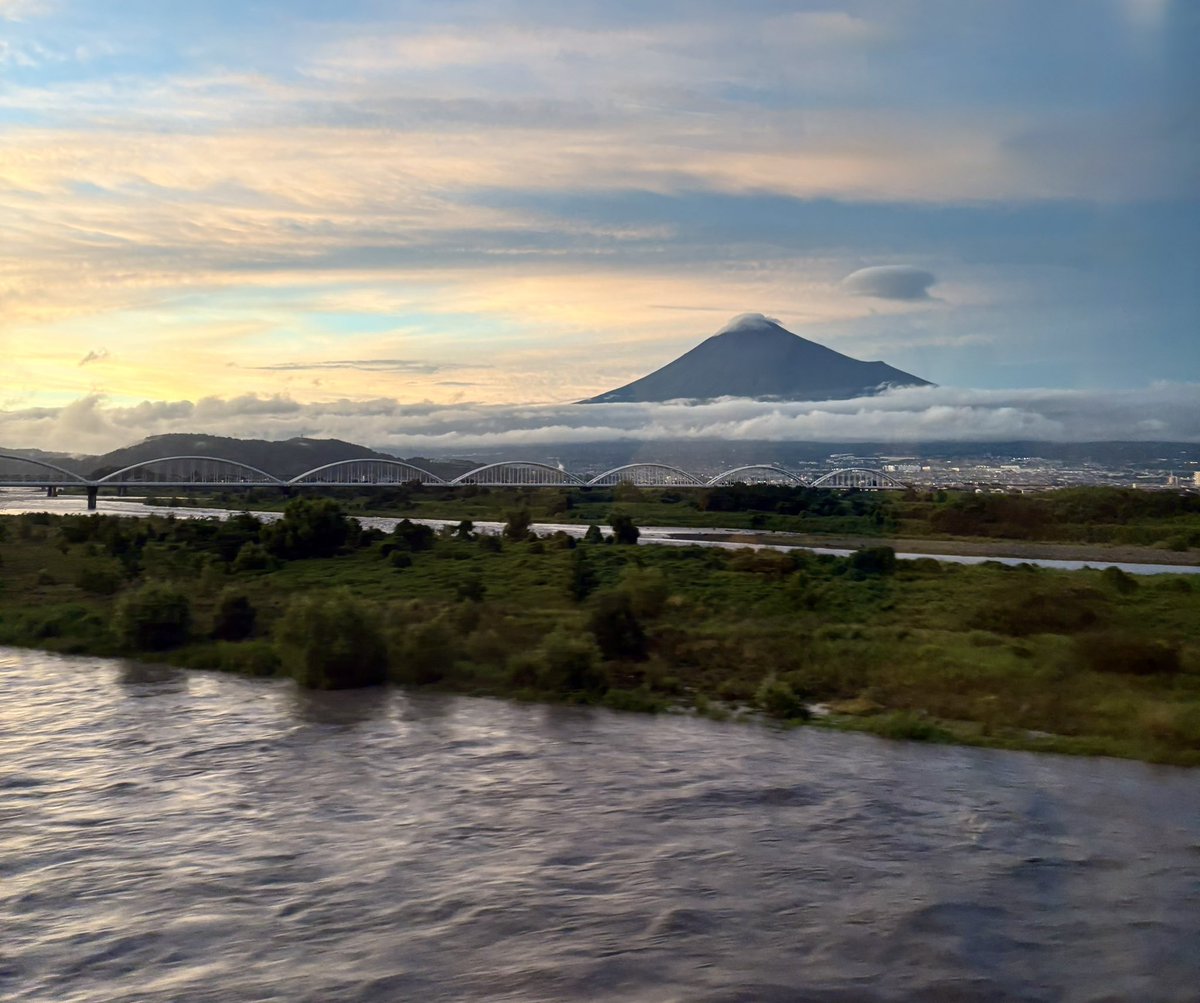 quiiicooo's tweet photo. 楽しかった旅の締めくくりに
夕暮れの富士山を拝めたのは
縁起がいいコトこの上ない🗻✨ https://t.co/Hj52TxKEQt