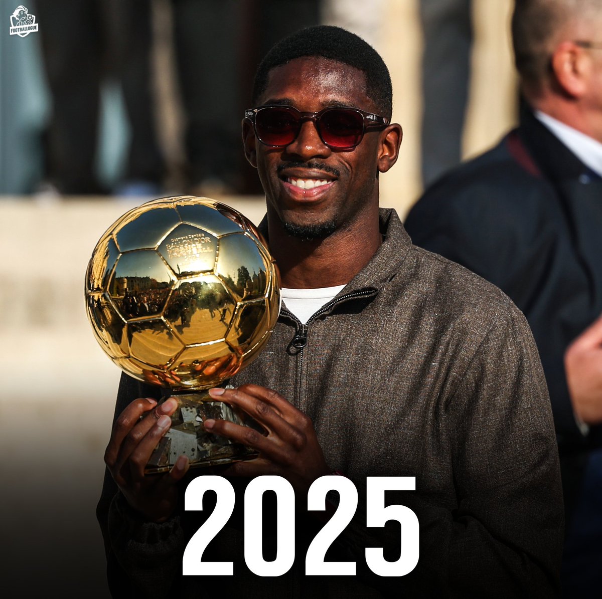 Footballogue's tweet photo. Ousmane Dembélé a réussi quelque chose d'assez rare hier soir : claquer 3 buts dans un match de Coupe du Monde 𝗘𝗡 𝗧𝗔𝗡𝗧 𝗤𝗨𝗘 𝗕𝗔𝗟𝗟𝗢𝗡 𝗗'𝗢𝗥 𝗘𝗡 𝗧𝗜𝗧𝗥𝗘 ! 😎🇫🇷

Ils ne sont que 4 dans l'histoire à l'avoir fait :

🇵🇹 Eusébio (BO en 1965 ➡️ quadruplé au Mondial 1966 contre la Corée du Nord)

🇩🇪 Karl-Heinz Rummenigge (BO en 1981 ➡️ triplé au Mondial 1982 contre le Chili)

🇵🇹 Cristiano Ronaldo (BO en 2017 ➡️ triplé au Mondial 2018 contre l'Espagne)

🇫🇷 Ousmane Dembélé (BO en 2025 ➡️ triplé au Mondial 2026 contre la Norvège)

Et pourquoi pas le back-to-back en plus... 👀

(@Statsdufoot)