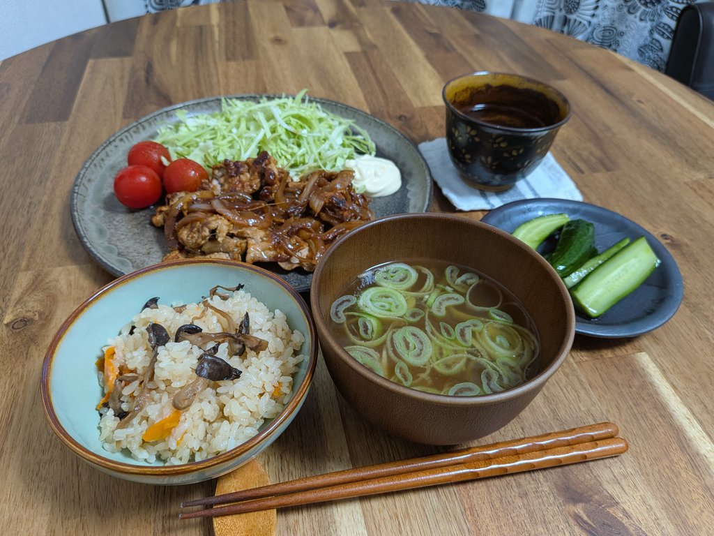 yadokarinogohan's tweet photo. スーパーではじめて見た
#霜降りひらたけ
炊き込みごはんにしました🍚
縦に綺麗に裂ける感じも
味もエリンギみたいだった！！

おかずは生姜焼き🫚

#おうちごはん https://t.co/CsY2LhT3EX