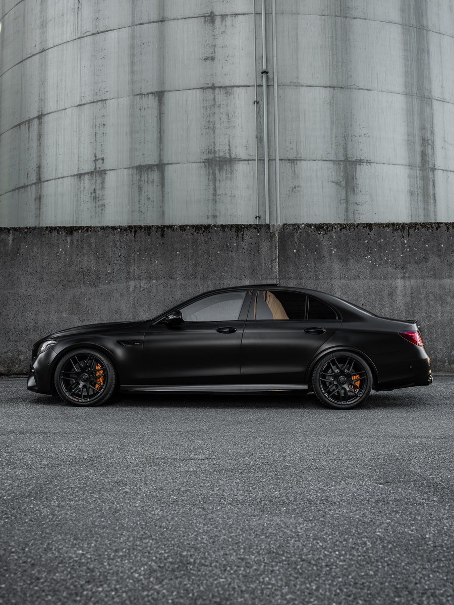 ApexDistrictX's tweet photo. Mercedes Nightblack magno E63 AMG https://t.co/rUKshHhnVe