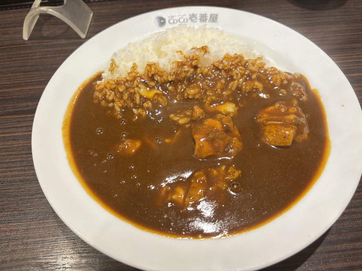 aochann_a's tweet photo. 今夜は久しぶりにCoCo壱
焙煎スパイスのチキンカレーの野菜抜き、ハーフチーズトッピングで。普通のカレーよりピリ辛です。ご飯の量はいつも３００gじゃ少なくて、４００gは多いかなって思ってたけど、今３５０gってあるんだね。#カレーハウスCoCo壱番屋 松本合庁前店 https://t.co/mJHdR8J4tr