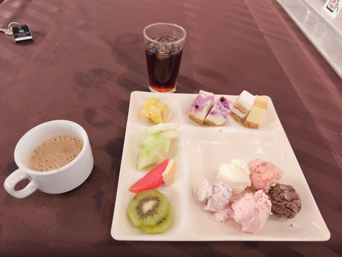 karumarn's tweet photo. ちょっと食べ過ぎたけど甘いのは行きます https://t.co/ItHhjL6P7Y