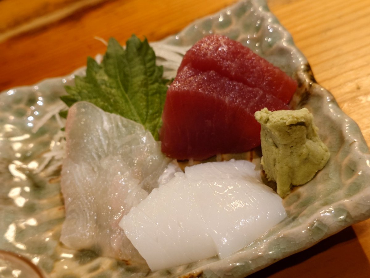 flying_drunkard's tweet photo. いただきまーす🙏🍴
🏮和歌山 白浜「大衆酒場 長久酒場」

・自家製カラスミ
・刺身の盛り合わせ (本マグロ/アオリイカ/ヒラメ)
・大地産 クジラ
・ナギサビール ペールエール

日本三大酒場制覇∑d(ﾟ∀ﾟd)ｫｩｨｪ!!
こちらに伺いたくて白浜まで来たのです！

喉濡らしすんずれいします🍺
#白浜 https://t.co/dfVbeYcXb4
