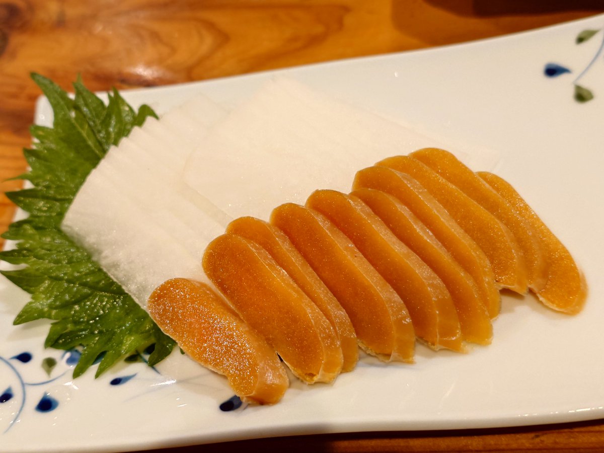 flying_drunkard's tweet photo. いただきまーす🙏🍴
🏮和歌山 白浜「大衆酒場 長久酒場」

・自家製カラスミ
・刺身の盛り合わせ (本マグロ/アオリイカ/ヒラメ)
・大地産 クジラ
・ナギサビール ペールエール

日本三大酒場制覇∑d(ﾟ∀ﾟd)ｫｩｨｪ!!
こちらに伺いたくて白浜まで来たのです！

喉濡らしすんずれいします🍺
#白浜 https://t.co/dfVbeYcXb4