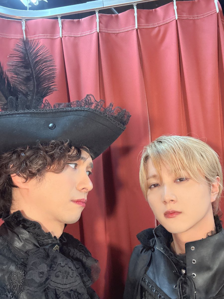 teruP2teru's tweet photo. 無事本日も終演しました！
今日は頼もしい相方の持田悠生くんと！
本当にいつも前のめりで全力でやってくれて舞台に鮮度をもたらしてくれてます。
一緒にやっててマジ楽しい！
2枚目はキャラで撮ろってモッチーから提案してくれてこんな顔になってます。

明日で千秋楽、寂しい
#トラベルモード https://t.co/8r2bvZGymr