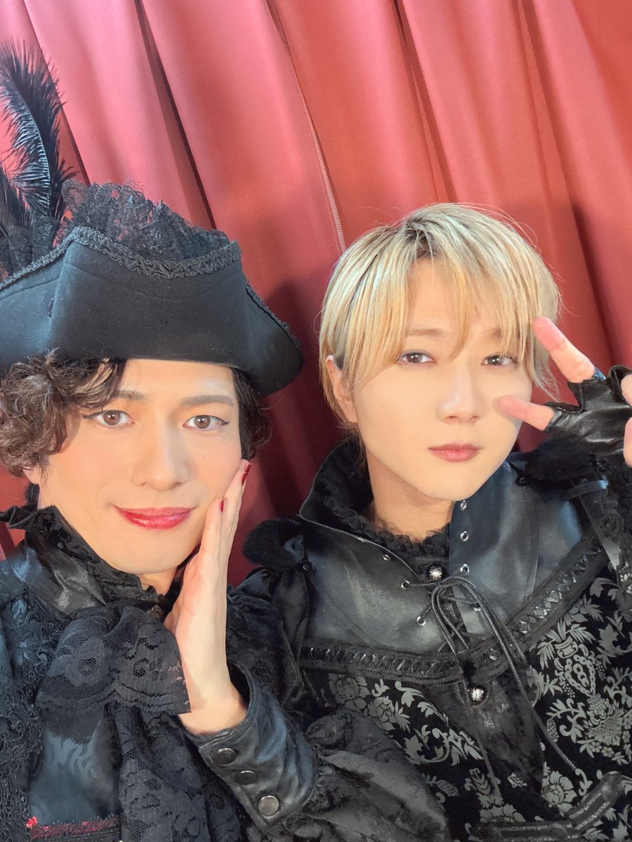 teruP2teru's tweet photo. 無事本日も終演しました！
今日は頼もしい相方の持田悠生くんと！
本当にいつも前のめりで全力でやってくれて舞台に鮮度をもたらしてくれてます。
一緒にやっててマジ楽しい！
2枚目はキャラで撮ろってモッチーから提案してくれてこんな顔になってます。

明日で千秋楽、寂しい
#トラベルモード https://t.co/8r2bvZGymr