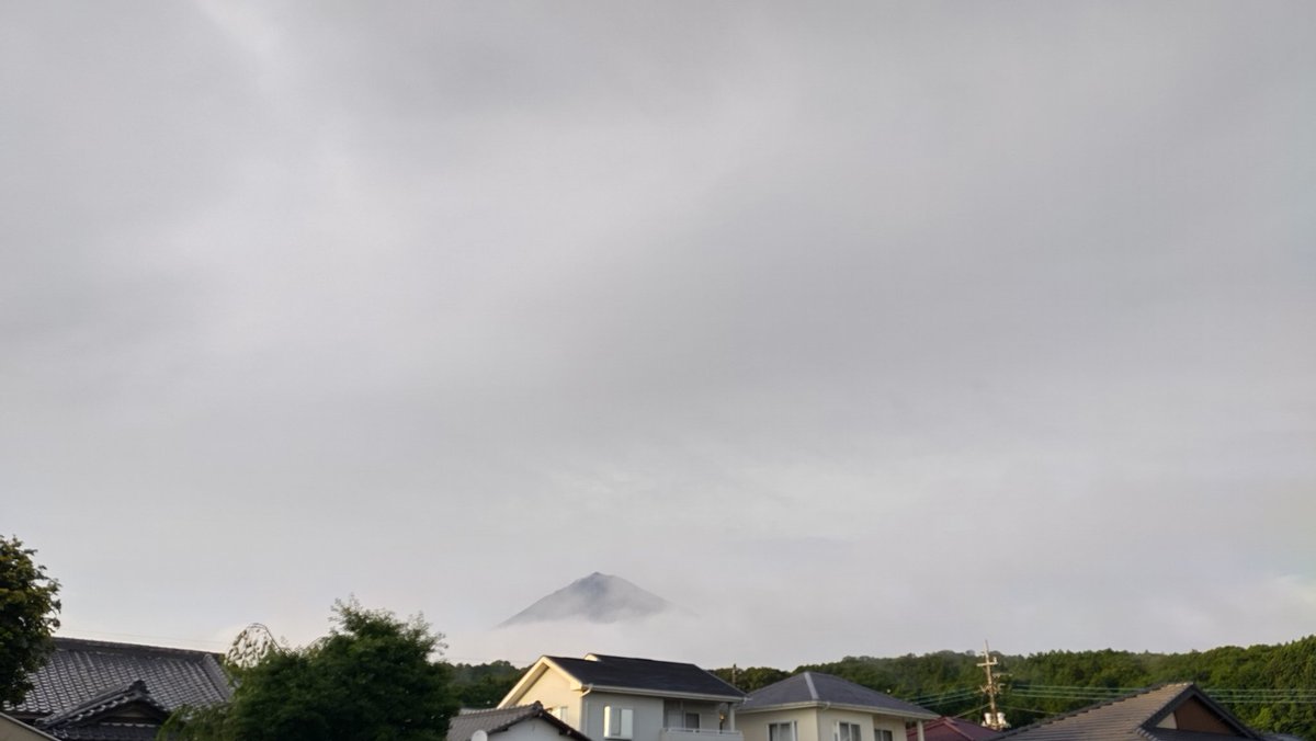 3007moco1124's tweet photo. 台風接近の富士山 https://t.co/cNY0xgZPGS